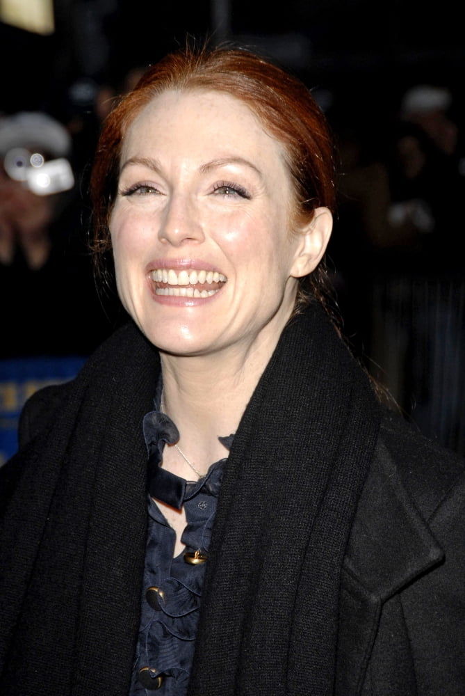 Julianne Moore At Talk Show Appearance For The Late Show With David Letterman Canvas Art - (16 x 20)