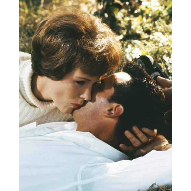 James Garner And Julie Andrews Christmas Movie Julie Andrews And James Garner In The Americanization Of Emily Kissing