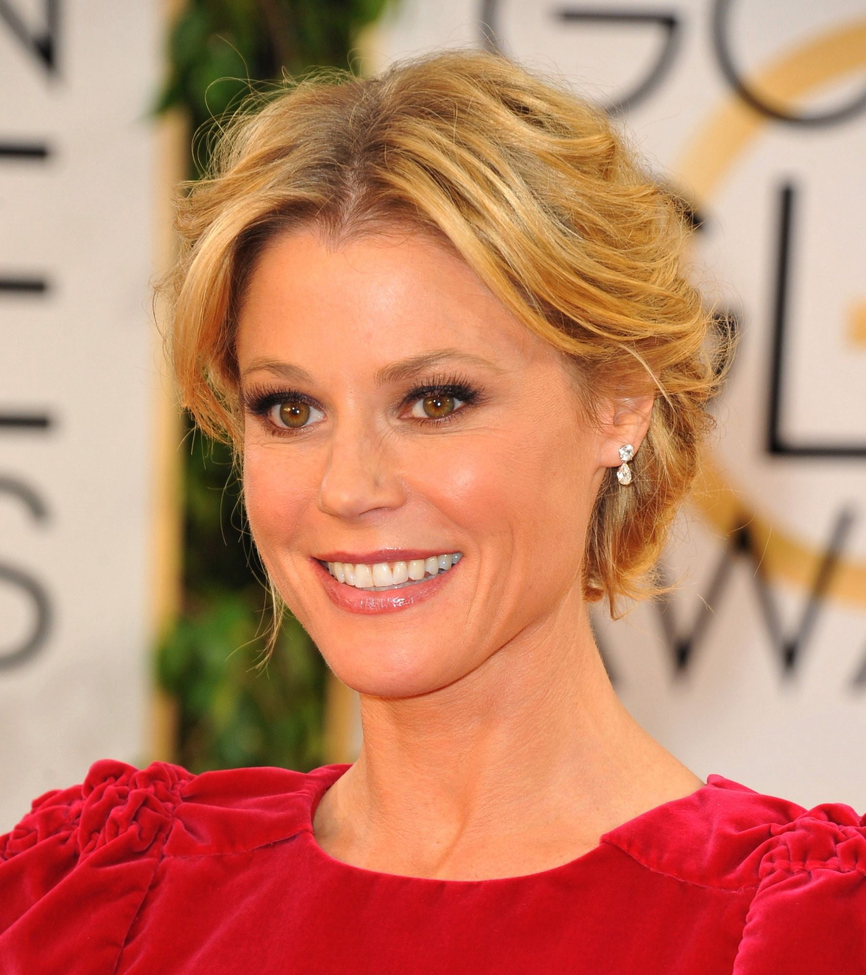 Julie Bowen At Arrivals For 71St Golden Globes Awards - Arrivals 4 Canvas Art -  (16 x 20)