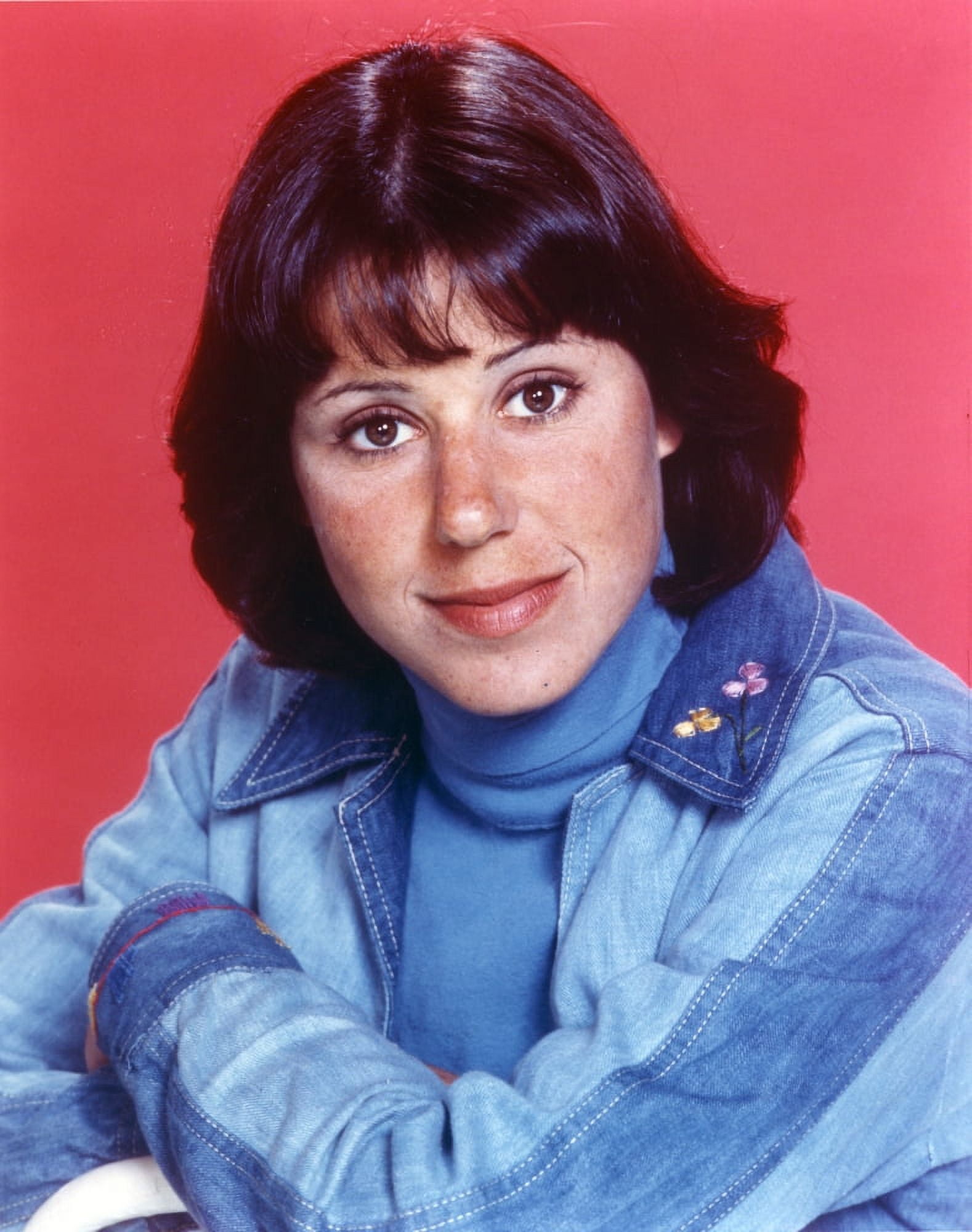 Julie Kavner wearing Blue Long Sleeves Jeans Close Up Portrait Photo