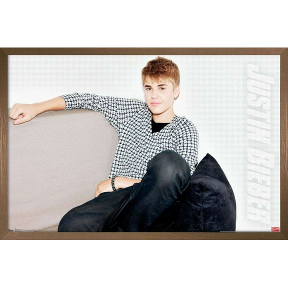 Justin Bieber - Chillin Wall Poster, 14.725" x 22.375", Framed
