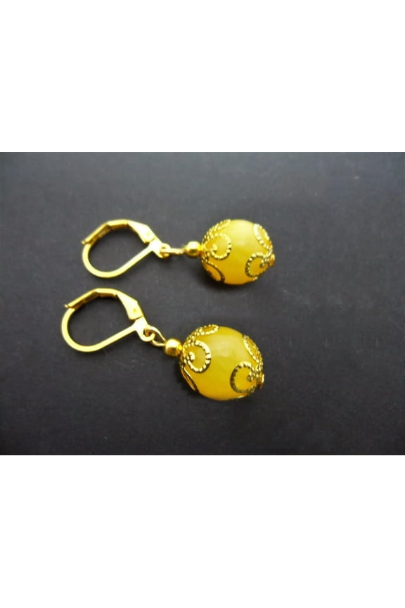 A PAIR OF 10MM YELLOW JADE DANGLY LEVERBACK HOOK EARRINGS. NEW.