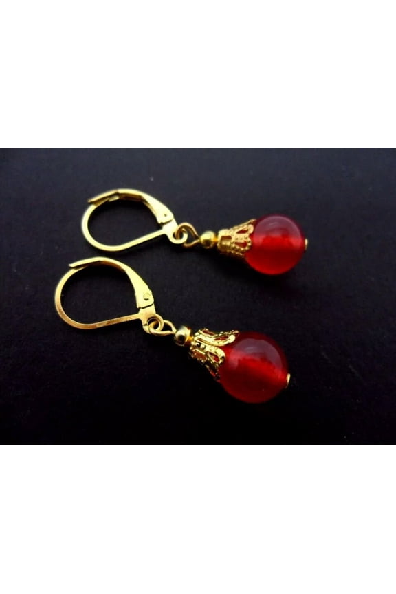 A PAIR OF SHORT DANGLY 10MM RED JADE ROUND BEADS LEVERBACK HOOK EARRINGS
