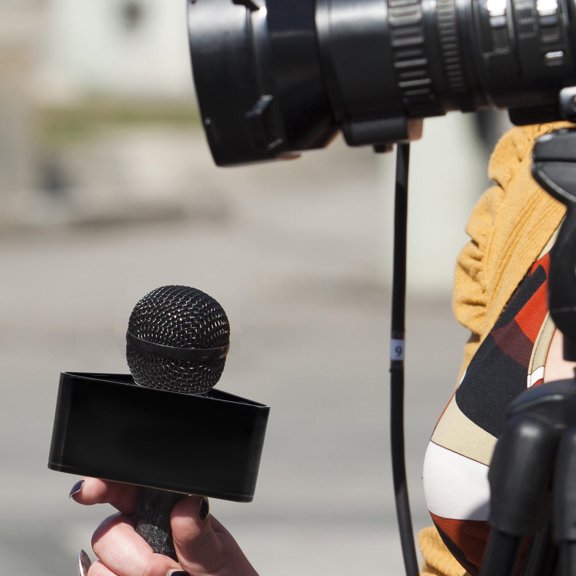 KONTONTY 2Pcs Microphone Flag Station Triangles ABS Black for Interview Settings