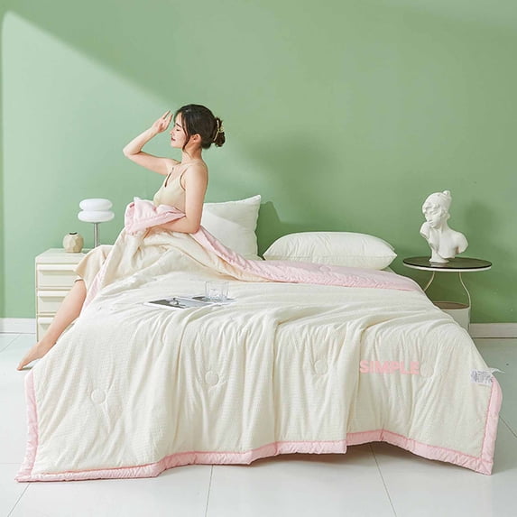 KUKIDSVO 59x78 Inch Summer Quilt, Ultra Soft Comfort, Lightweight Breathable Bedding for Student Dorm Bedroom Use(Pink)