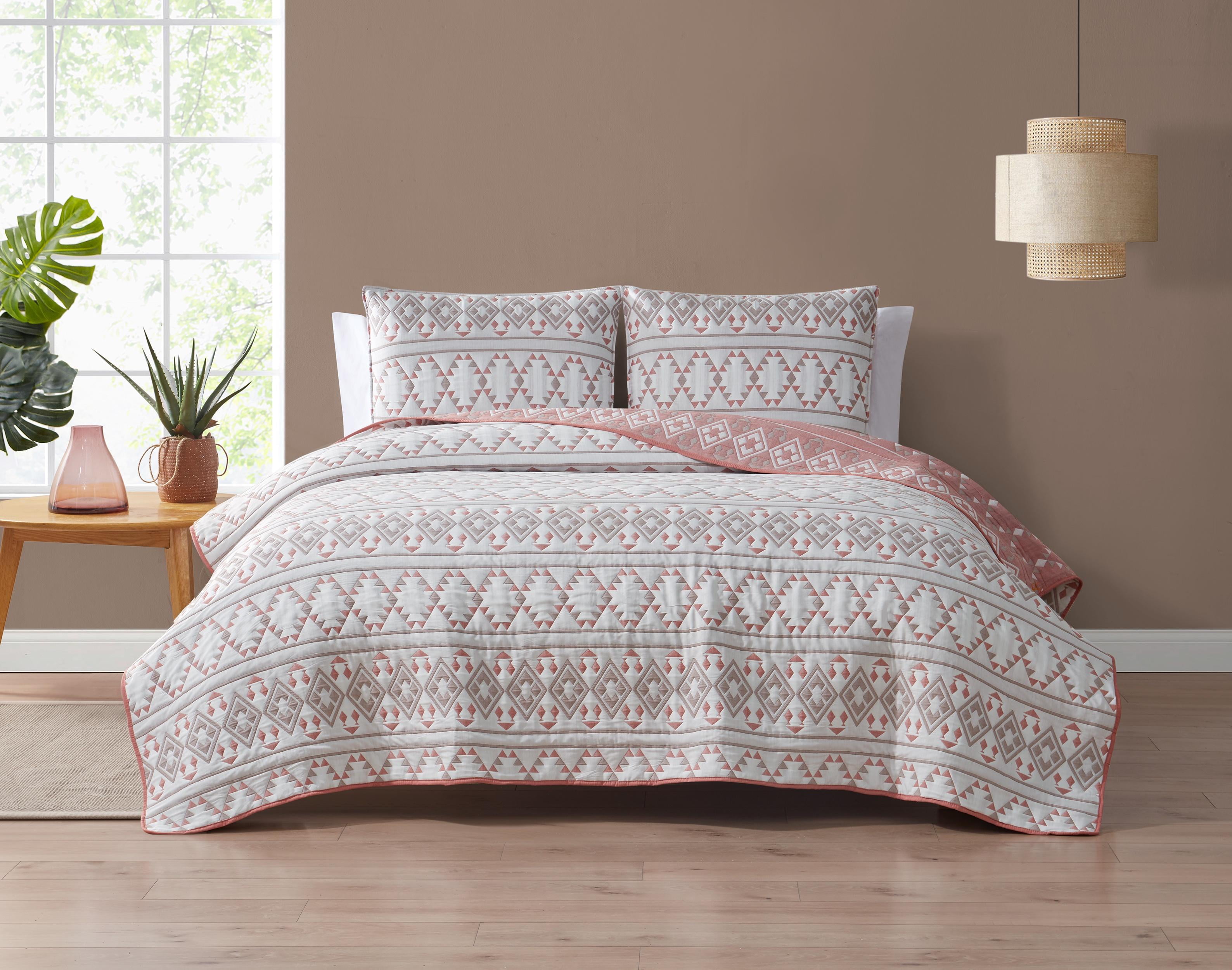 Kai Tribal Clay/Tan/White 3-Piece All-Season Soft Woven Matelasse Jacquard Reversible Cotton Blend Quilt Set - King