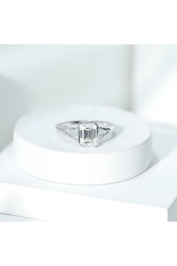 Women’s Solitaire Engagement Ring - 1.4 Ct Emerald Cut Moissanite Split Shank Rings - 14K White Gold Plated Bezel Set Jewelry - Suitable Gift for Proposal or Marriage Ceremony