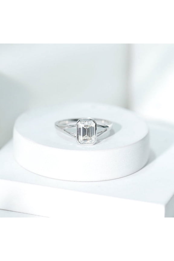 Women’s Solitaire Engagement Ring - 1.4 Ct Emerald Cut Moissanite Split Shank Rings - 14K White Gold Plated Bezel Set Jewelry - Suitable Gift for Proposal or Marriage Ceremony