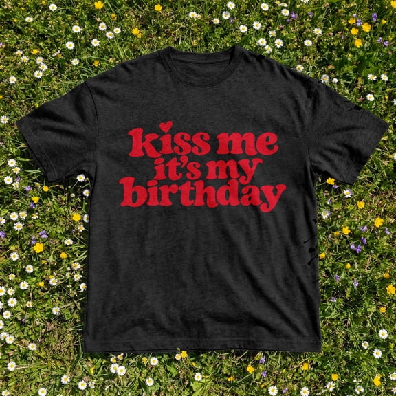 Kantaco Retro Kiss Me It's My Birthday T-Shirt, Groovy Wavy Graphic Tee, Cute Birthday Party Shirt for Women