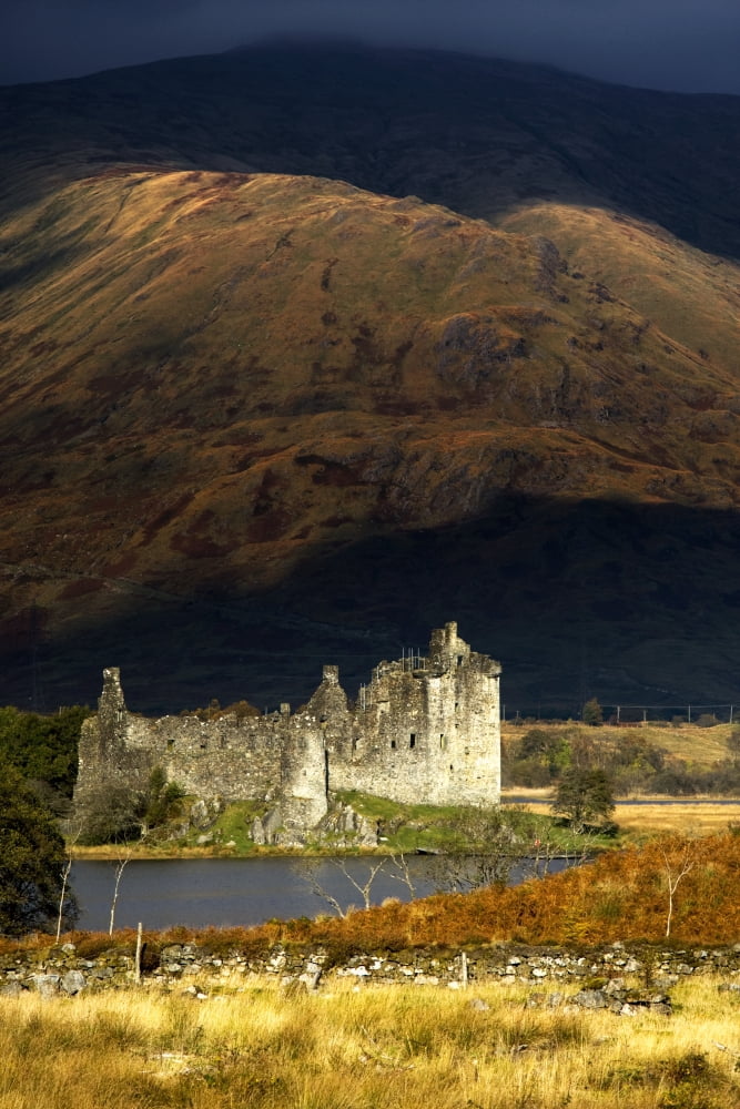 Kilchurn Castle Scotland Canvas Art - John Short Design Pics (11 x 17)
