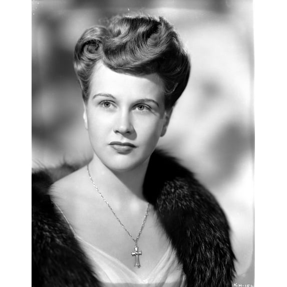 Kim Hunter on a Furry Shawl Portrait Photo Print (24 x 30)
