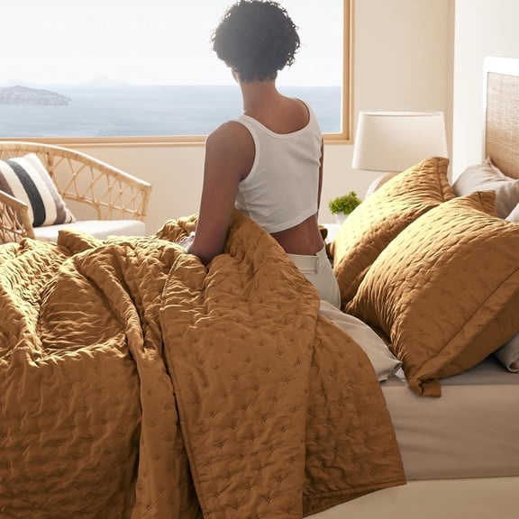 King Quilt Honey Ginger Clover Pattern Lightweight All-Season Bedspread 106 x 96 Inches