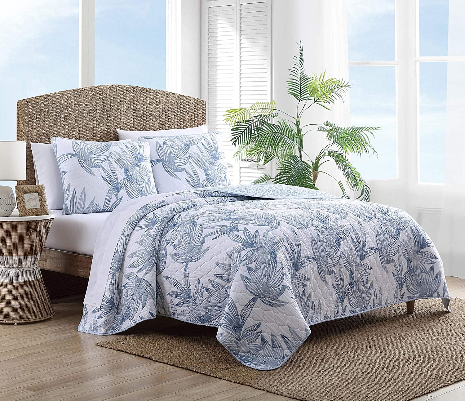 Kayo Beach King-Size Reversible Cotton Quilt Set in Blue