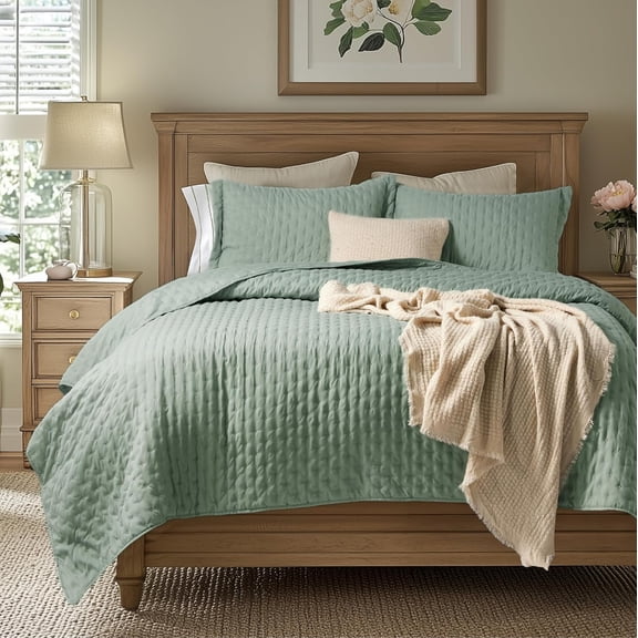 King Quilt in Sage Green with Clover Pattern, Lightweight All-Season Bedspread, 106 x 96 Inches