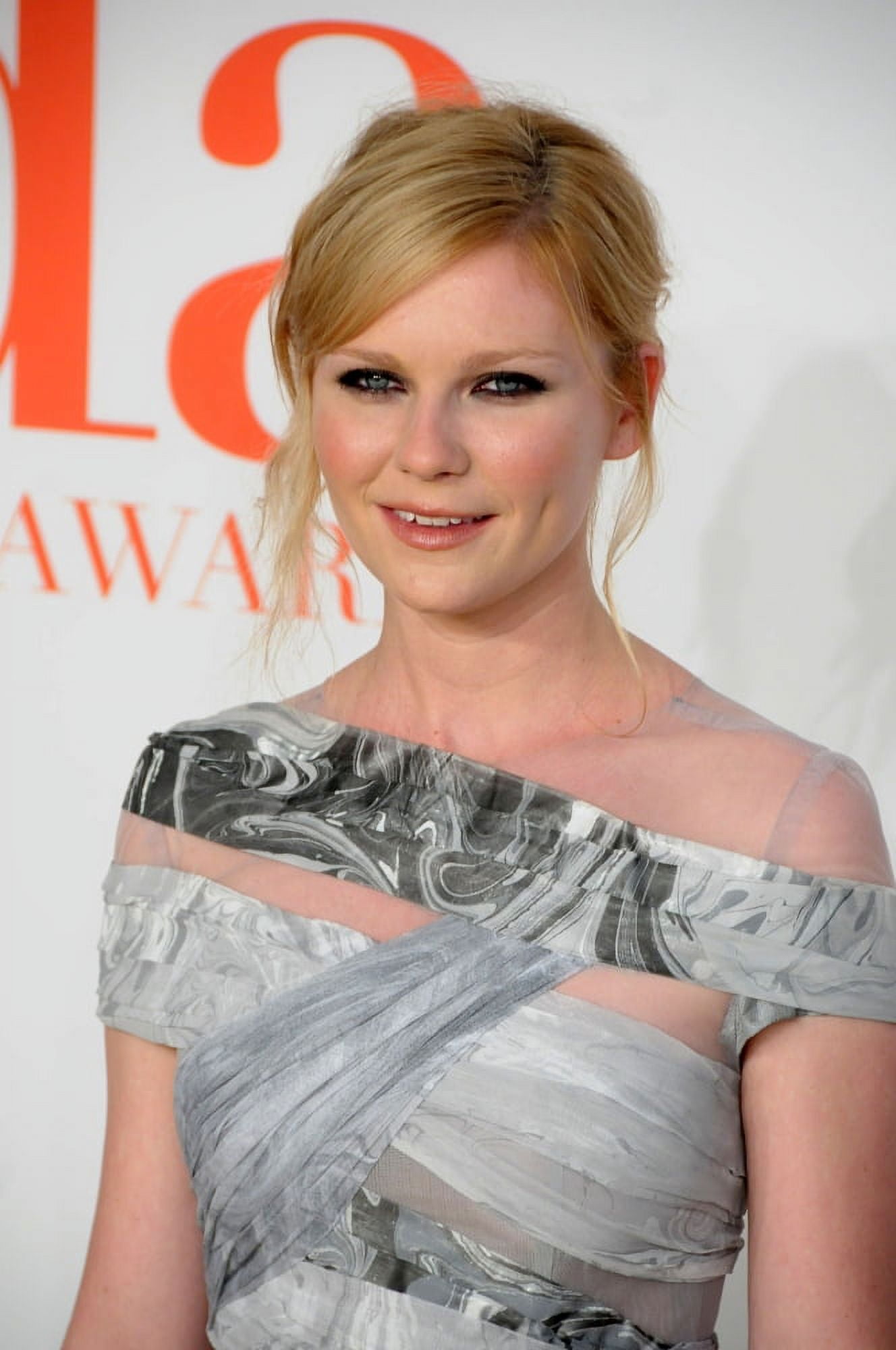 Kirsten Dunst (Wearing A Rodarte Dress) At Arrivals For The 2009 Council Of Fashion Designers Of America Cfda Fashion Awards Canvas Art -  (16 x 20)
