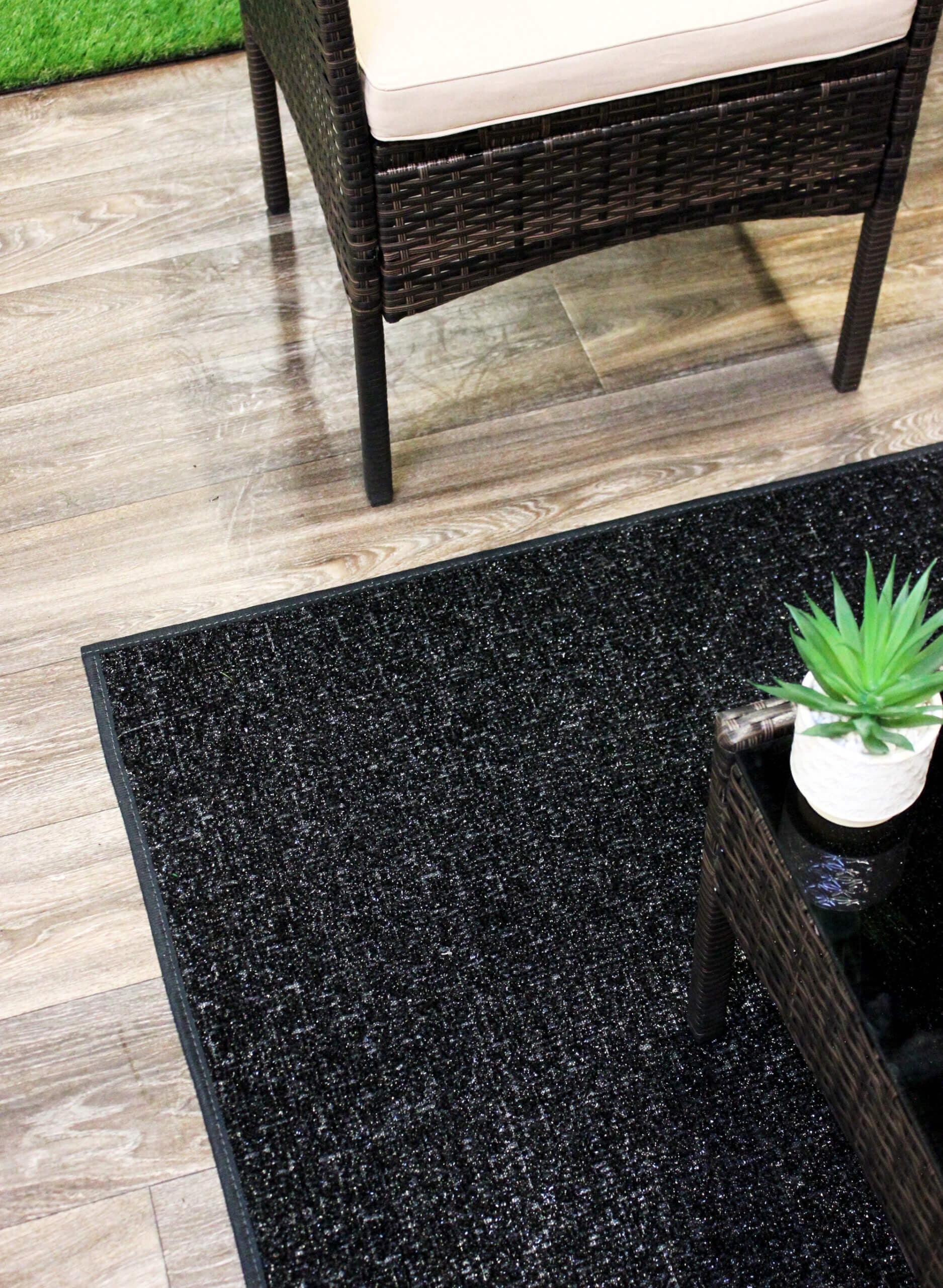 Koeckritz Rugs Solid Black Indoor/Outdoor Artificial Grass Rug, 5'x12 ...