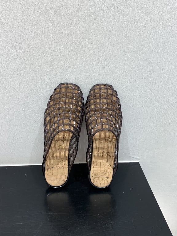Korean crystal shoes for women, flat-bottomed closed-toe mules, women's shoes for outdoor wear, transparent hollow fishnet jelly shoes, slip-on shoesFashionable and versatile