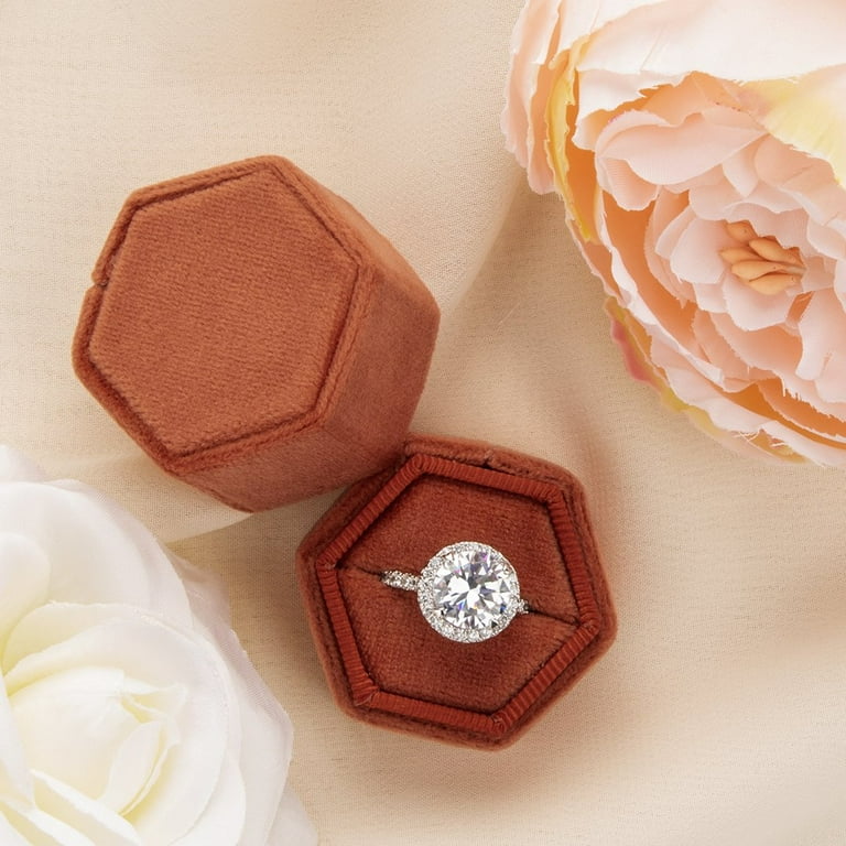 Vintage style velvet ring box top