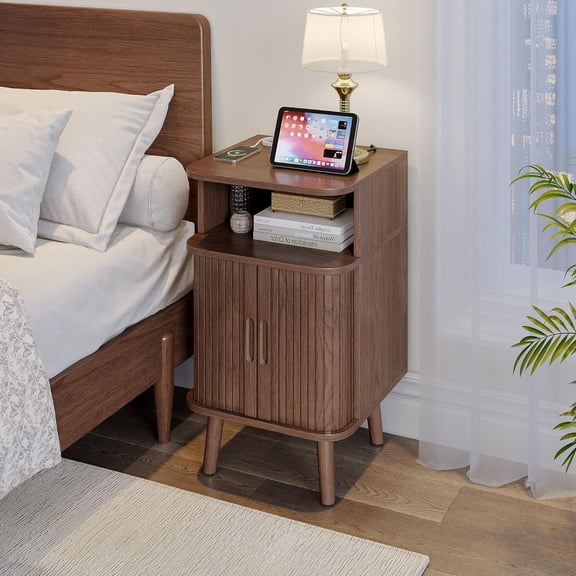 LEHOME Fluted Nightstand with Charging Station, Mid Century Modern End Table with Sliding Tambour Doors, Curved Accent Wood Bedside Table with Storage for Bedroom, Living Room, Walnut