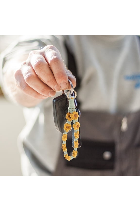 Handmade Bohemian Daisy Keychain Wristlet Unique Woven Keychain Women Crochet Key Pendant Key Chain Holder Wrist Lanyard for Key