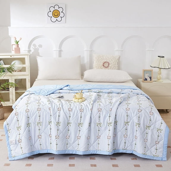 LNOGEUPG Light Blue Bear Pattern Summer Quilt, Breathable Lightweight Soft Cooling Comforter, Back to School Dorm Essential Thin Blanket for Bedroom Couch Travel All Season Use
