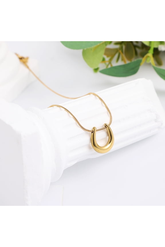 Lightweight Horseshoe Pendant Necklace Set for Women, Cute and Comfortable Jewelry Accessory