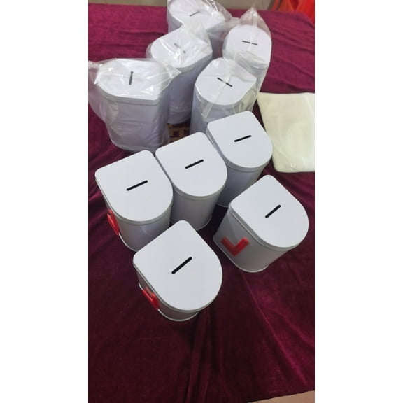 LOLIPPYY Kids Mailbox Toy: Raised Flag Metal Post Box - Valentine Card Exchange Box for School - Tinplate Mailbox for Classroom Card Collections