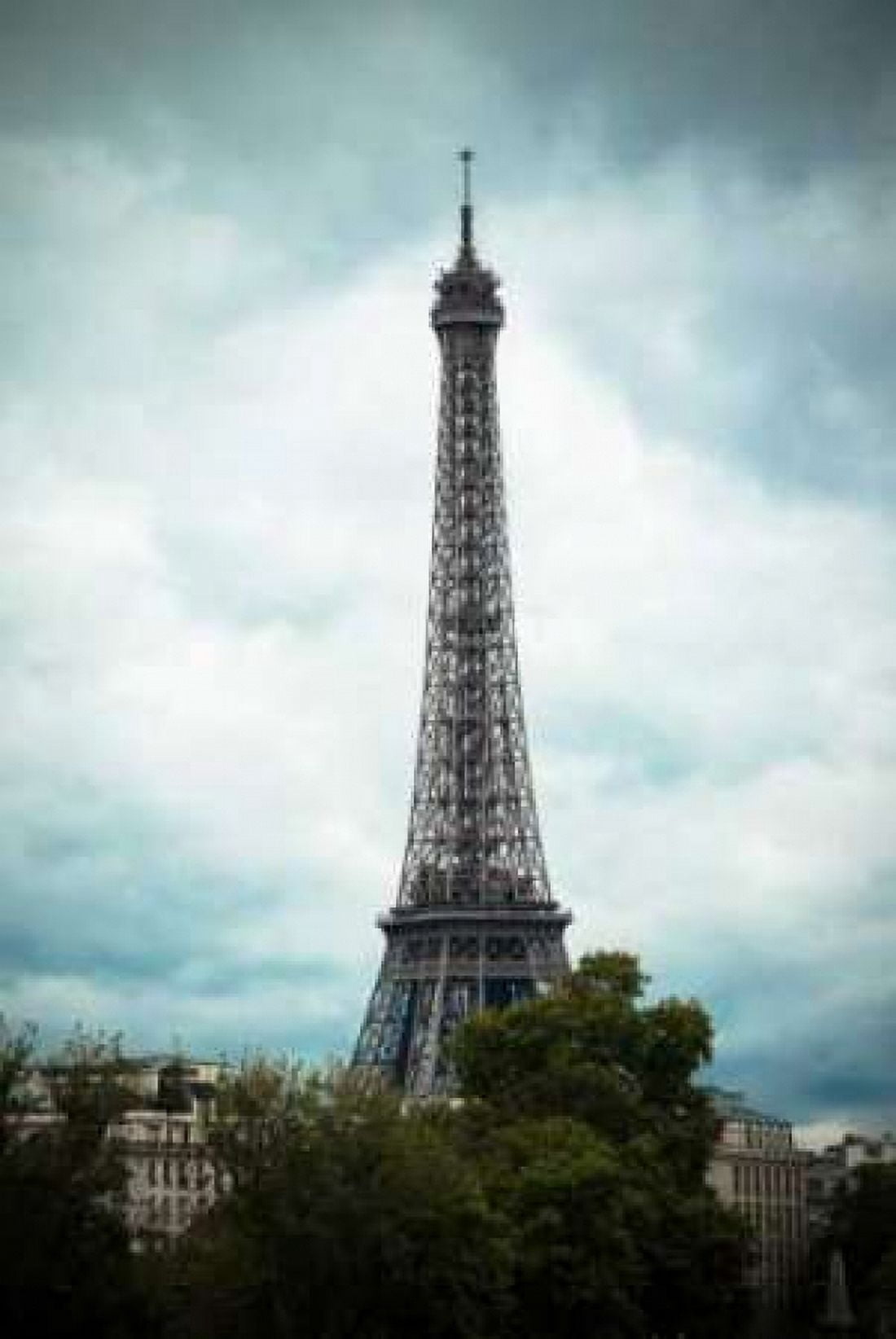 La Tour Eiffel III Canvas Art - Erin Berzel (24 x 36)