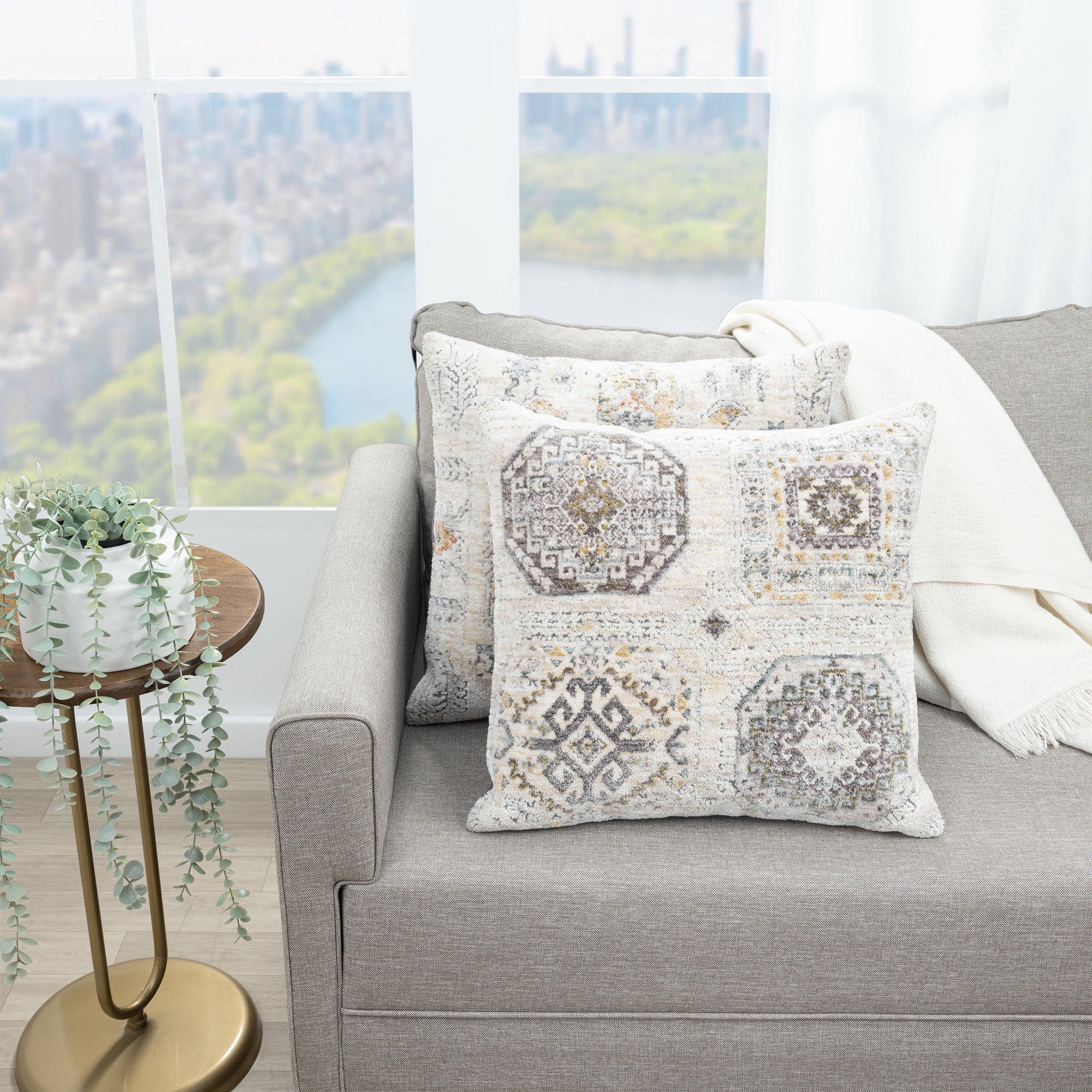 Harlow Hill Ivorelle 20" x 20" Light Gray / Ivory Medallion Polyester Adult Decorative Throw Pillow Cover