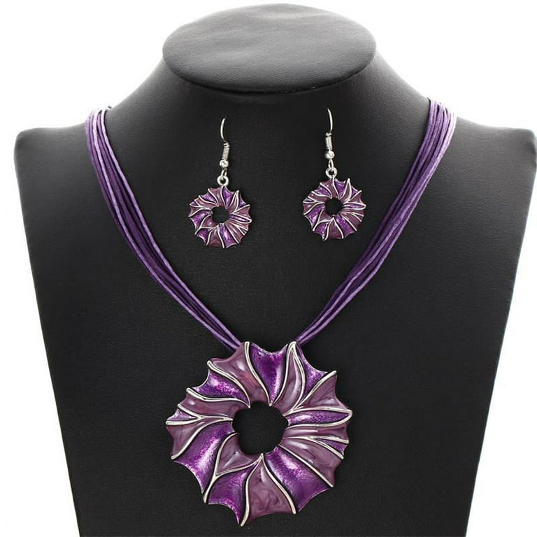 How to Wear a Long Rope Necklace - Lady in VioletLady in Violet