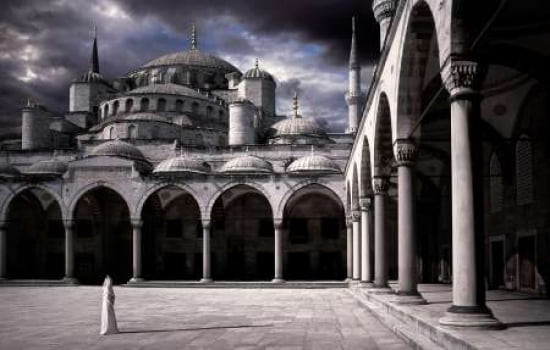Lady And The Mosque Canvas Art - Daniel Murphy (12 x 18)