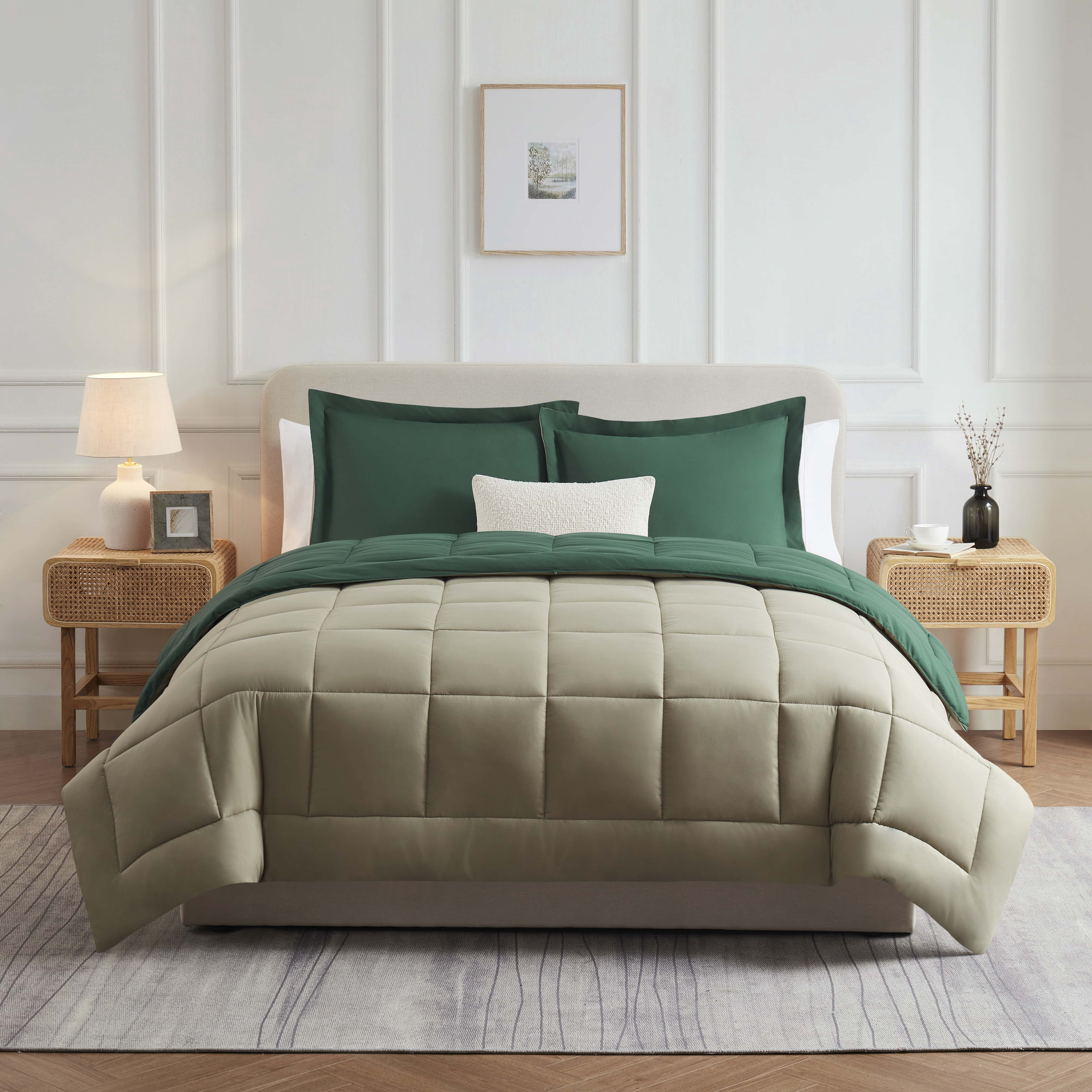 LammaLoe Oversized King Comforter, Quilted Down Alternative Comforter, All Season Duvet Insert Hunter/Sage Green
