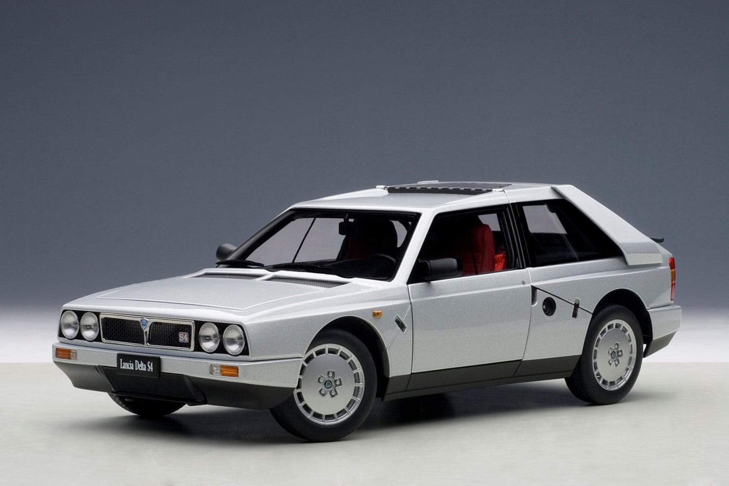 【絶版】AUTO art 1/18 Lancia Delta S4 1985 1/18 AUTOart LANCIA DELTA S4 (RED) Diecast Car Model 74771