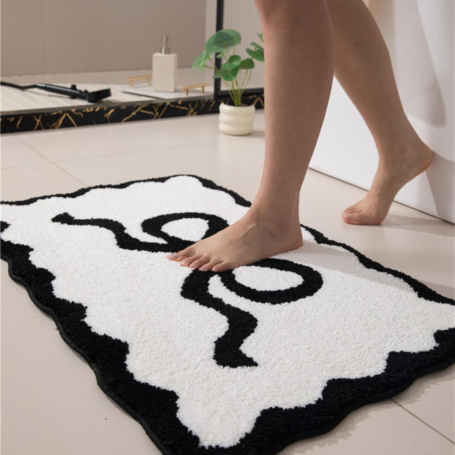 Lanola Black Scalloped Bathroom Mat 26x18, Soft Absorbent Bath Mats, Machine Washable Microfiber Floor Mats for Bathroom Tubs, Sinks and Showers