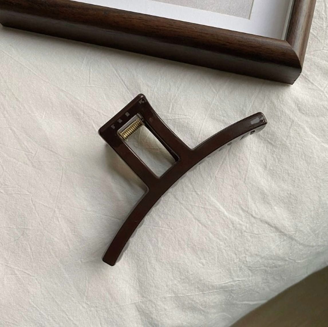 Large Chocolate Shark Clips - Strong Grip for Thick Hair, Elegant Design for Daily Wear