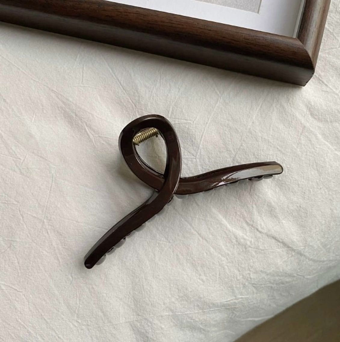 Large Chocolate Shark Clips - Strong Grip for Thick Hair, Elegant Design for Daily Wear
