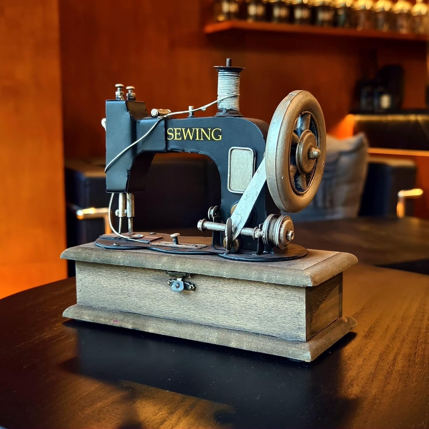 Large Vintage Iron Tin Sewing Machine Model Tin Design with Iron 70s 80s Tailor Needlework Retro Nostalgic Decor for Clothing Shop Cafe Desk Window Store Photo Props Sewing Ornaments