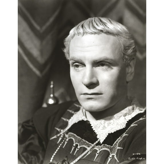 Laurence Olivier in Hamlet Photo Print (8 x 10)