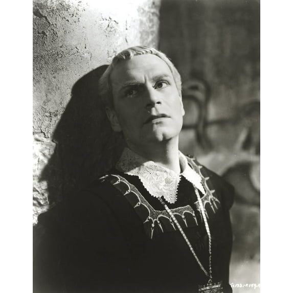 Laurence Olivier leaning against a wall in Hamlet Photo Print (24 x 30)