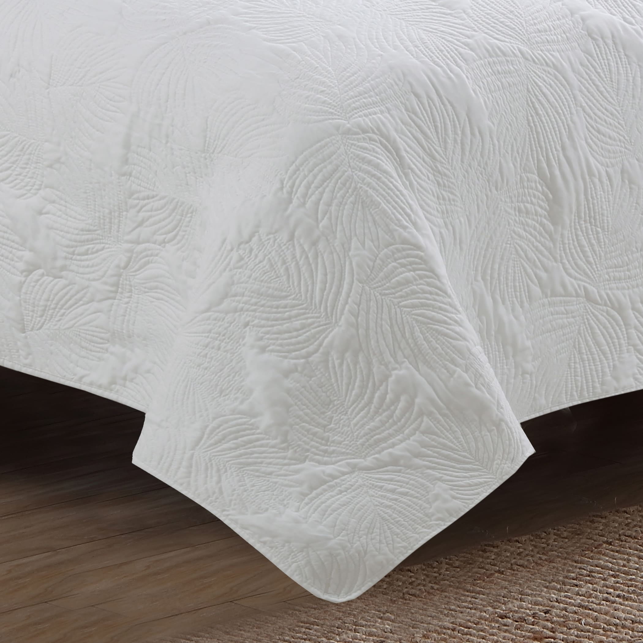 White Leaf Stitch Pattern Twin Quilt Set