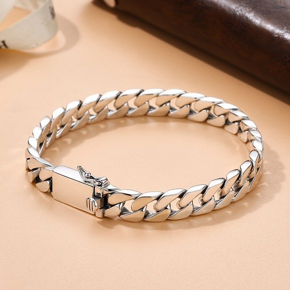 Leander men's personalized bracelets are luxurious, stylish, and perfectly complement any outfit, perfect for everyday wear. Available in sizes 18, 20, or 22 cm.