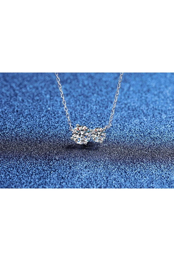 's 925 sterling silver Gemini necklace features a 1.5-carat D-color lab-grown diamond. This necklace is luxurious yet stylish, perfectly complementing any outfit and perfect for everyday wear.