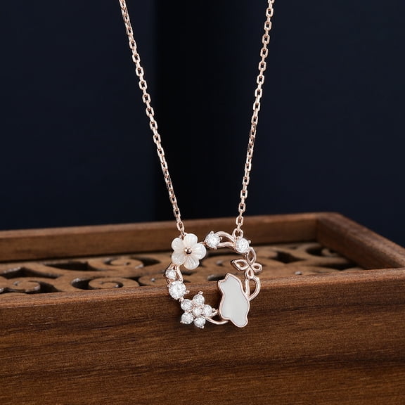 Leander's 925 sterling silver gold-plated white mother-of-pearl wreath necklace is a sweet and versatile natural pendant with a stylish and elegant design, making it a perfect gift.