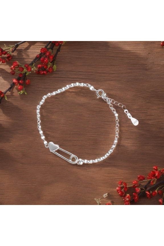 's 925 sterling silver heart-shaped paper clip bracelet is exquisitely luxurious, yet simple and stylish. Its refined beauty complements any outfit, making it a perfect everyday accessory.