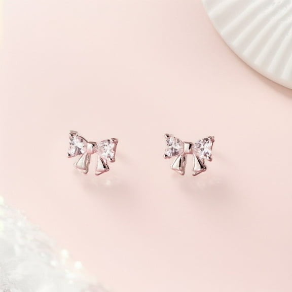 Leander's 999 sterling silver small bow earrings are exquisitely sparkling, offering ultimate luxury, a simple and stylish look, and a perfect complement to any outfit, perfect for everyday wear.