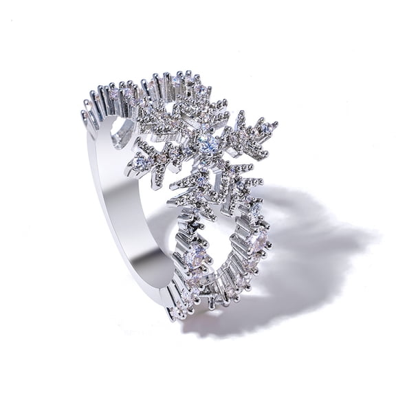 Leander's exquisite zirconia hollow snowflake ring is a luxurious yet stylish ring, perfectly complementing any outfit and perfect for everyday wear.