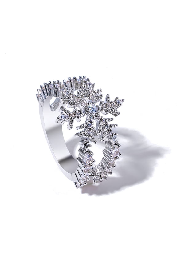 's exquisite zirconia hollow snowflake ring is a luxurious yet stylish ring, perfectly complementing any outfit and perfect for everyday wear.