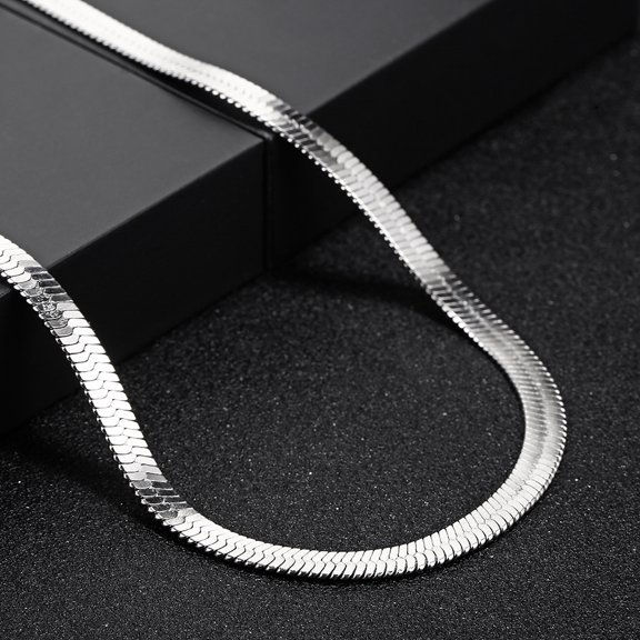 Leander's stainless steel snake bone necklace is a statement necklace, simple and stylish, perfectly complementing any outfit and perfect for everyday wear.
