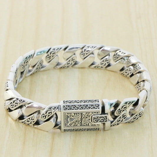 Leander's vintage men's personalized bracelet is a luxurious and stylish alternative, perfectly complementing any outfit and perfect for everyday wear. Available in sizes 18, 20, or 22 cm.