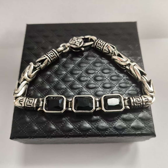 Leander's vintage men's personalized bracelet is luxurious and stylish, perfectly complementing any outfit and perfect for everyday wear. Available in sizes 18, 20, or 22cm.